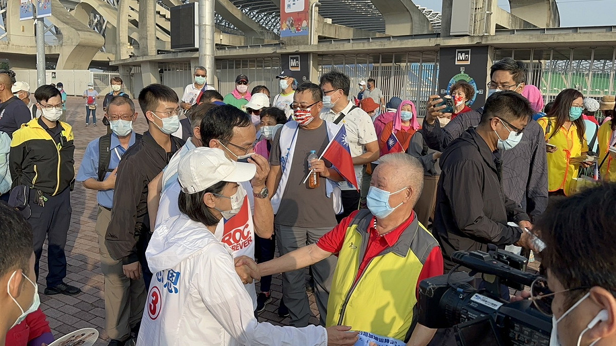 柯志恩沿路與民眾聊天。 圖：柯志恩競辦提供