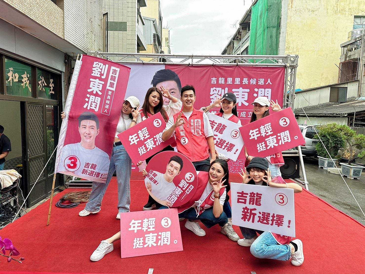 劉東潤的同學組成女力打氣團到場力挺，活力十足， 劉東潤/提供