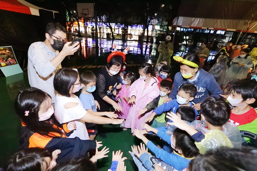 邀請的「杯子劇團」與現場民眾互動好玩又有趣。 圖：新莊區公所提供