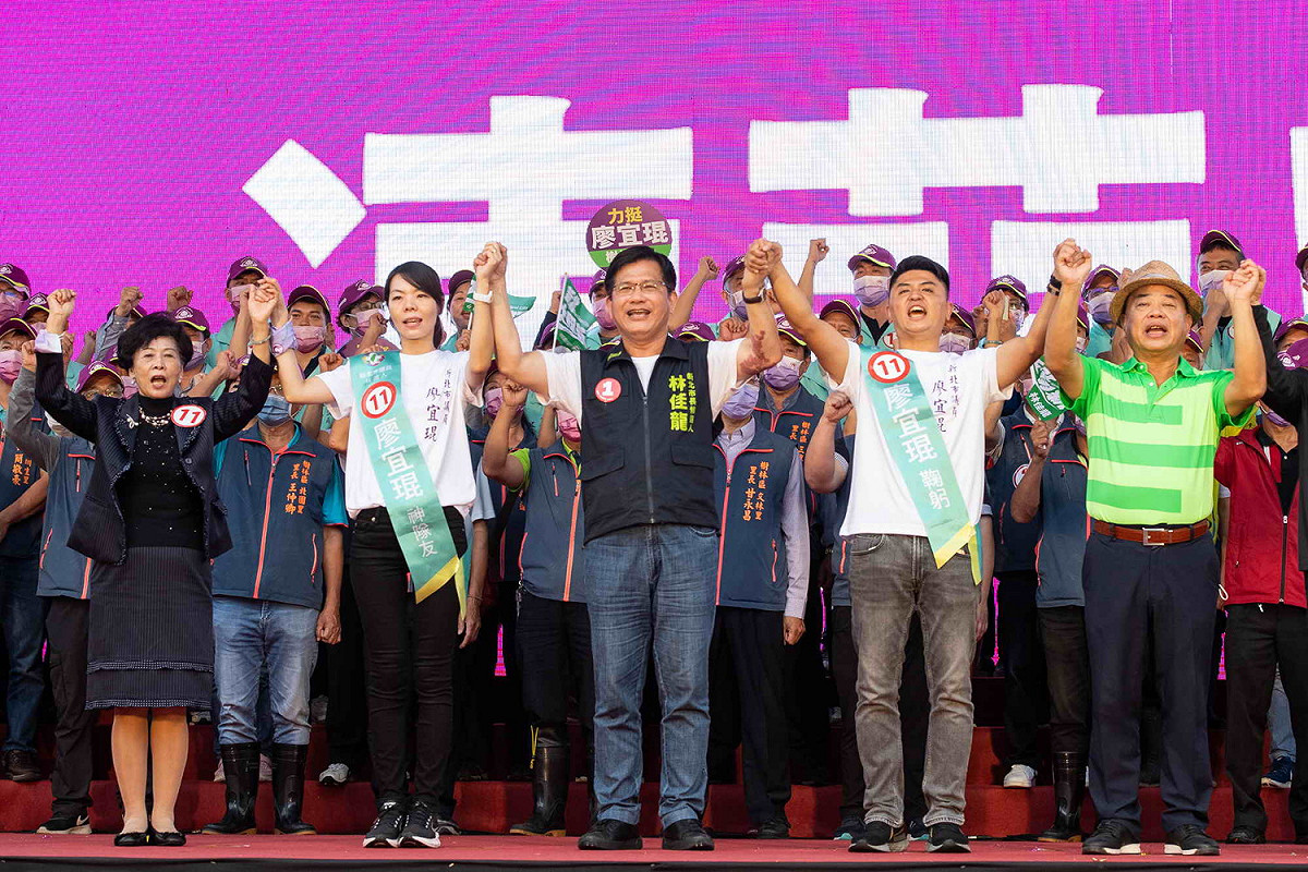 林佳龍參加廖宜琨競總成立大會，廖宜琨夫婦看見有逾五十位在地里長及三千位民眾相挺，不禁哽咽落淚。 圖：林佳龍競辦提供