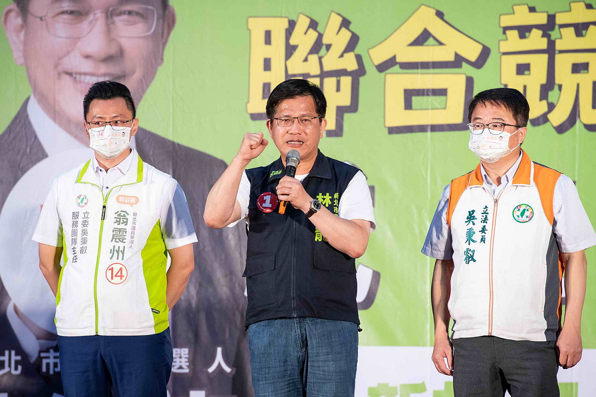 林佳龍肯定翁震州在地經營非常久，已經從學徒磨練成師父。 圖：林佳龍競辦提供
