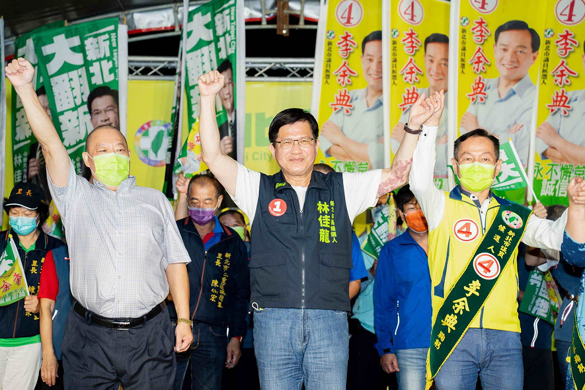 林佳龍指出，「李余典可說是全方位議員，民意代表用越久越知道好」，希望大家一人拉十票支持他和李余典。 圖：林佳龍競辦提供