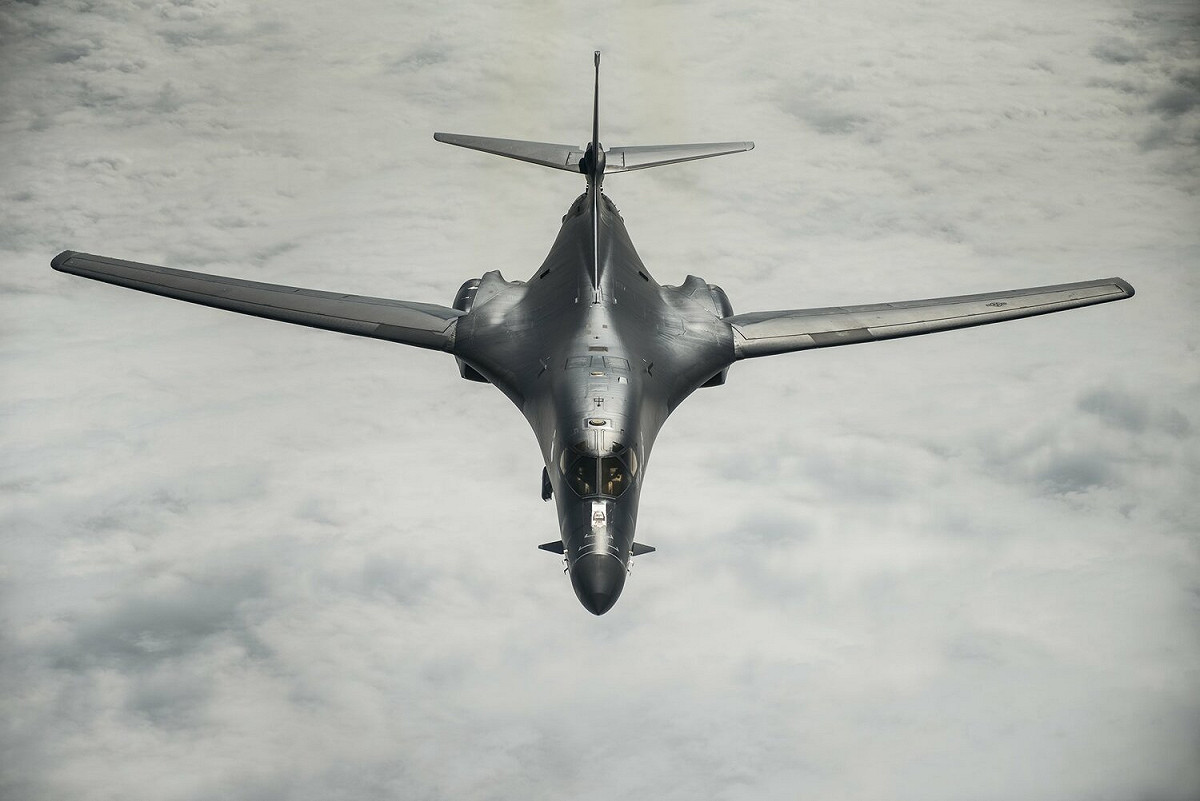 美國空軍奉命執行「轟炸機特遣支隊」任務，派遣至少4架B-1B「槍騎兵」(Lancer)重型長程戰略轟炸機進駐關島安德生空軍基地。 圖：翻攝@AircraftSpots推特（資料照）