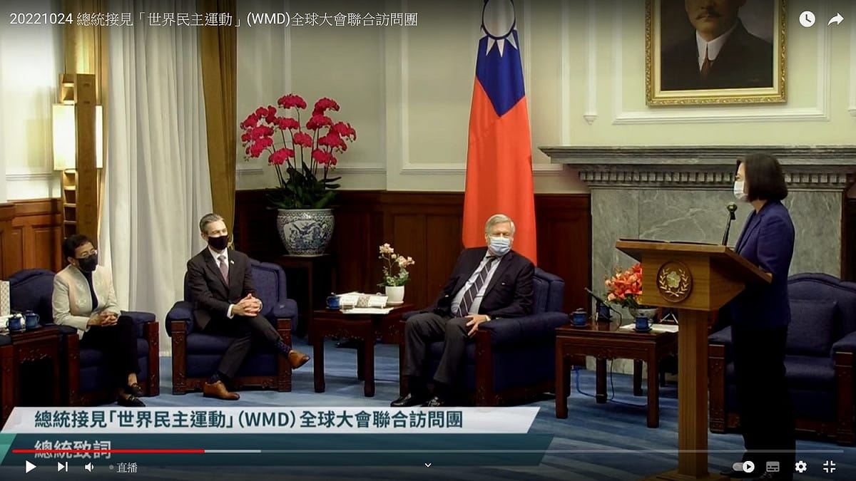 總統蔡英文24日接見參與世界民主運動全球大會成員 圖：翻拍自總統府YouTube