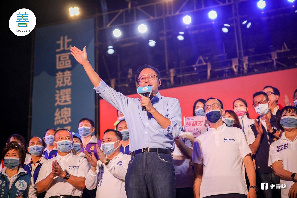 國民黨桃園市長候選人張善政（前）被外界視為持親中立場，研究計畫捲入抄襲醜聞，5736萬元經費仍交代不清。 圖：取自張善政臉書（資料照）