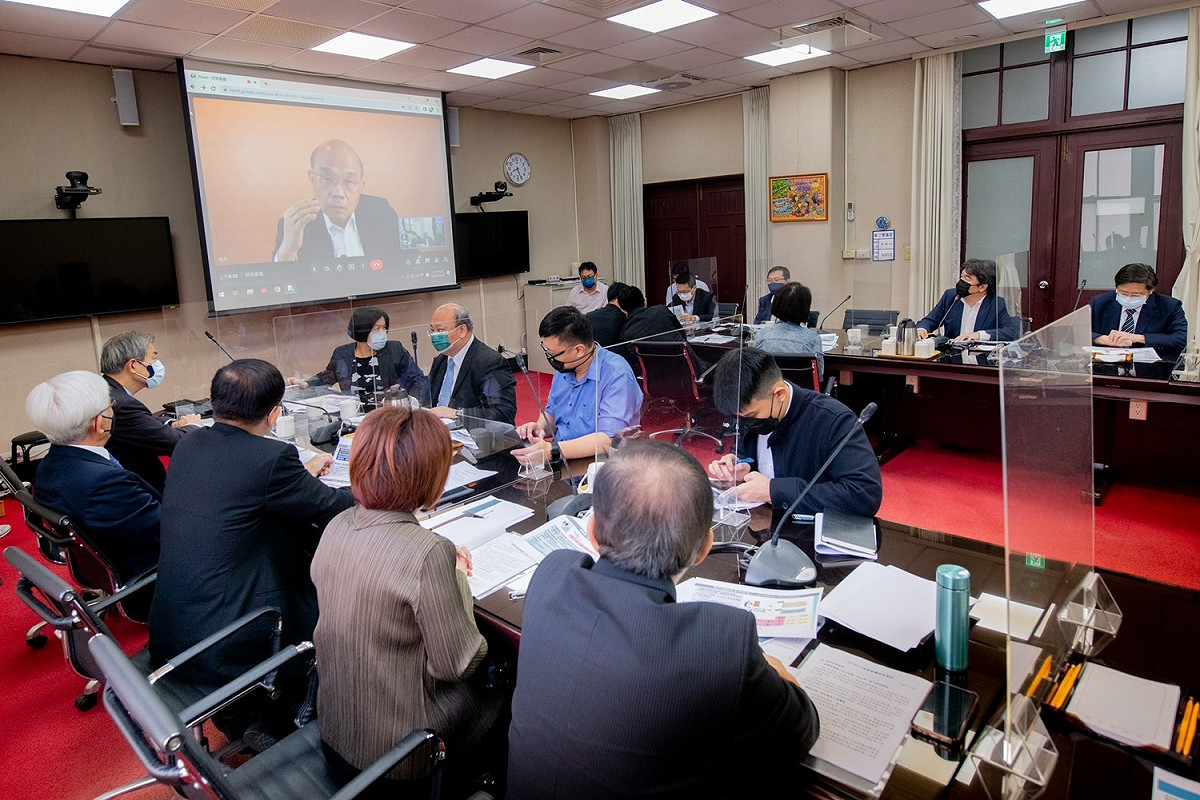 行政院長蘇貞昌今（24）日上午8時透過視訊方式召開擴大防疫會議。 圖：行政院提供