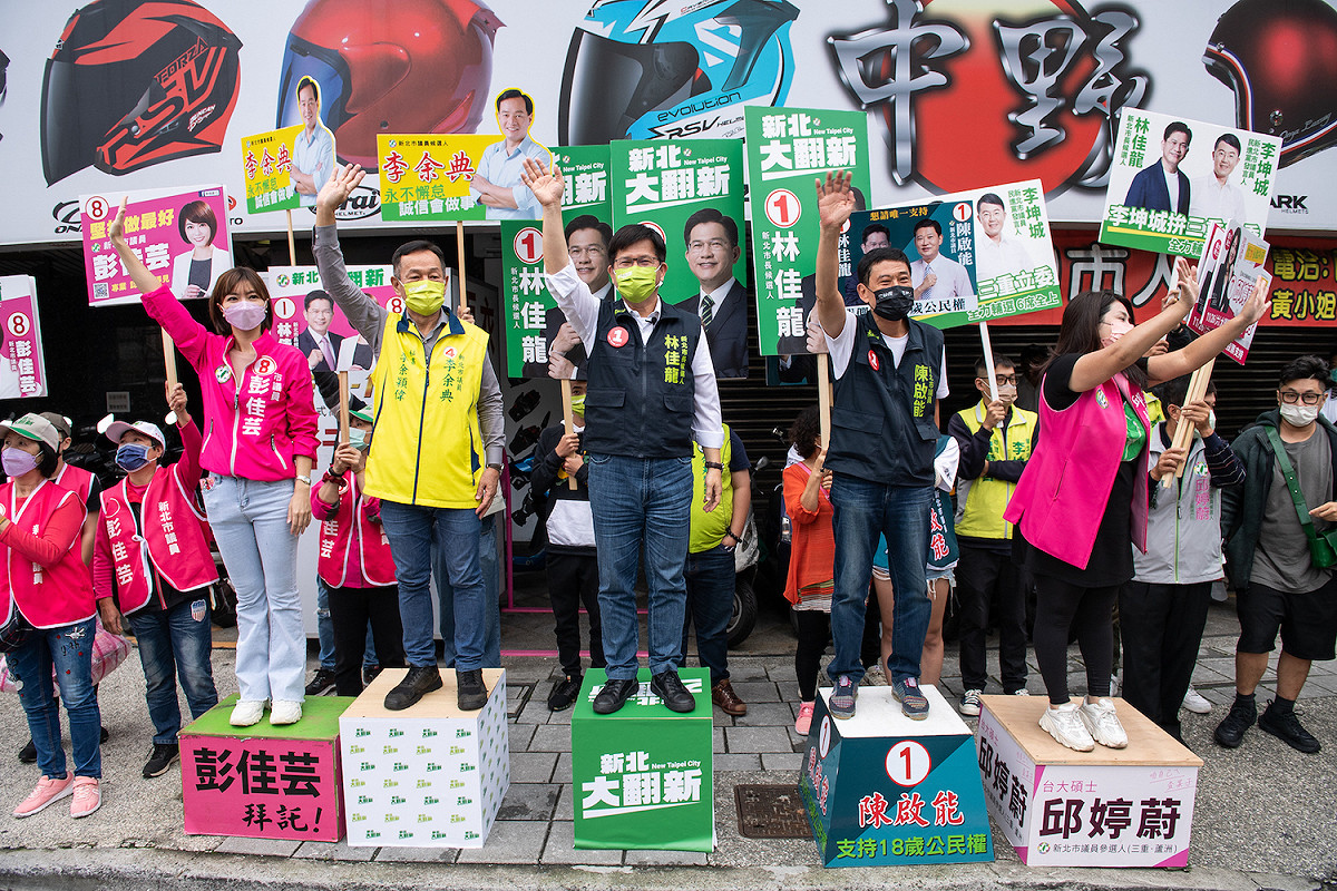 林佳龍和黨內立委、議員參選人同步在重要路口向民眾拜票，做選戰最後一個月衝刺。 圖：林佳龍競辦/提供