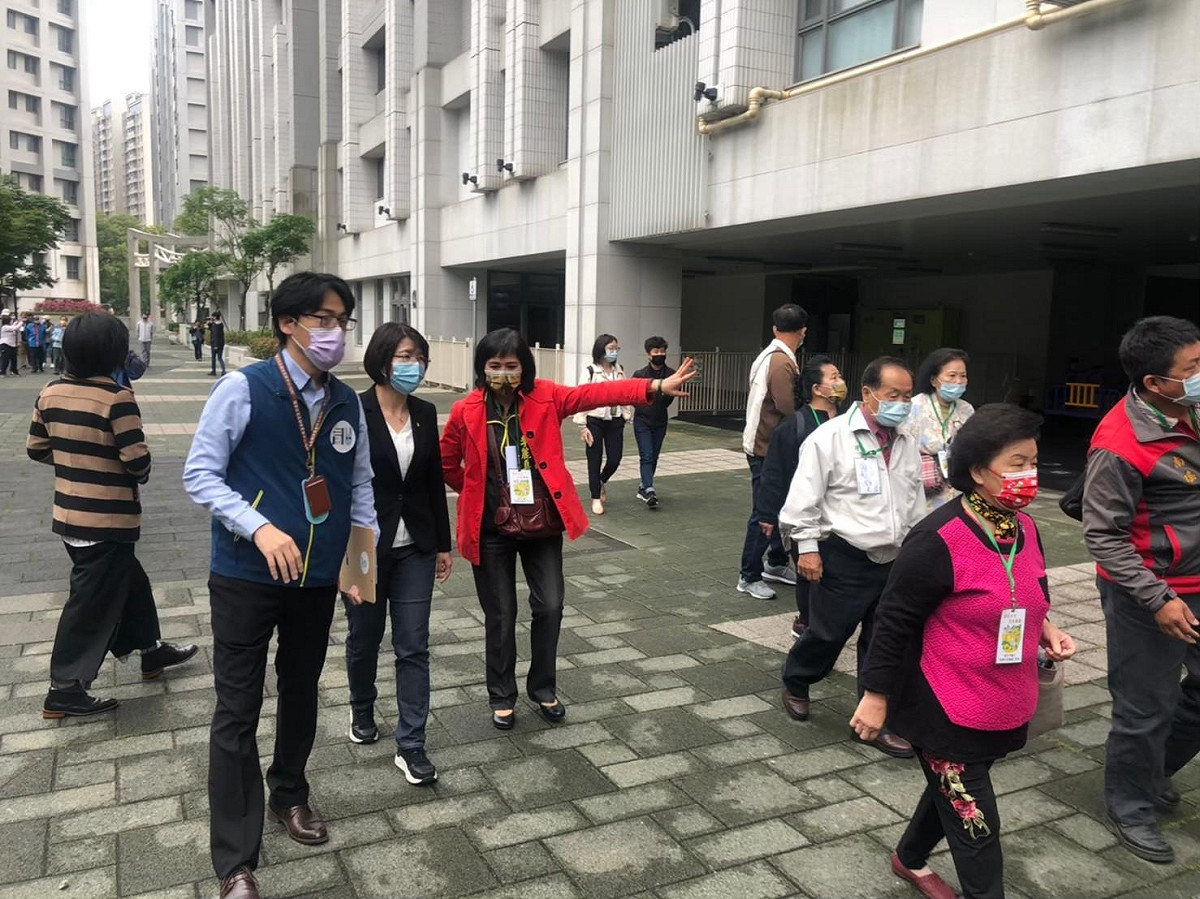 黃秀芳曾帶民眾到林口參觀社宅。 黃秀芳競選總部/提供