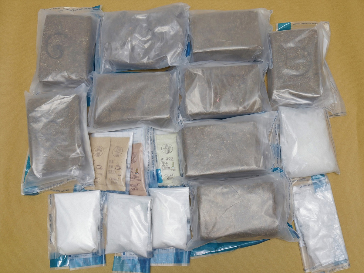在 9 月的掃毒行動中，新加坡中央緝毒局緝獲了超過 8 公斤的毒品，包括安非他命、大麻、K他命和被認為含有受控藥物的篡改的混合飲料袋。 圖:翻攝自新加坡中央緝毒局