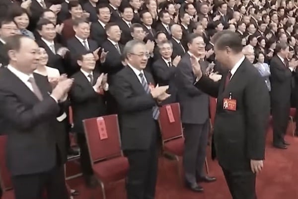 被踢出政治局決策圈的國務院副總理胡春華，對習近平拍手 圖：翻攝畫面