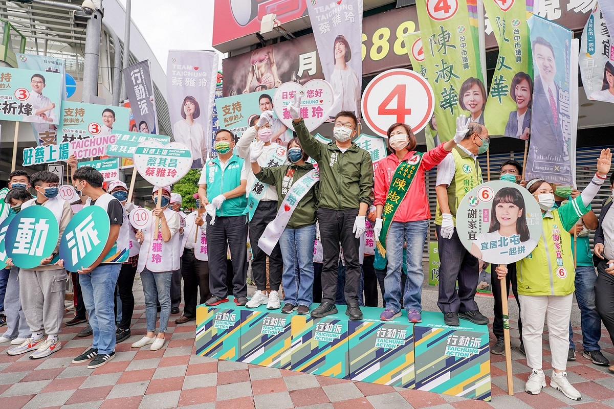 蔡其昌一早到文心路、中清路口拜票。 蔡其昌競選總部/提供