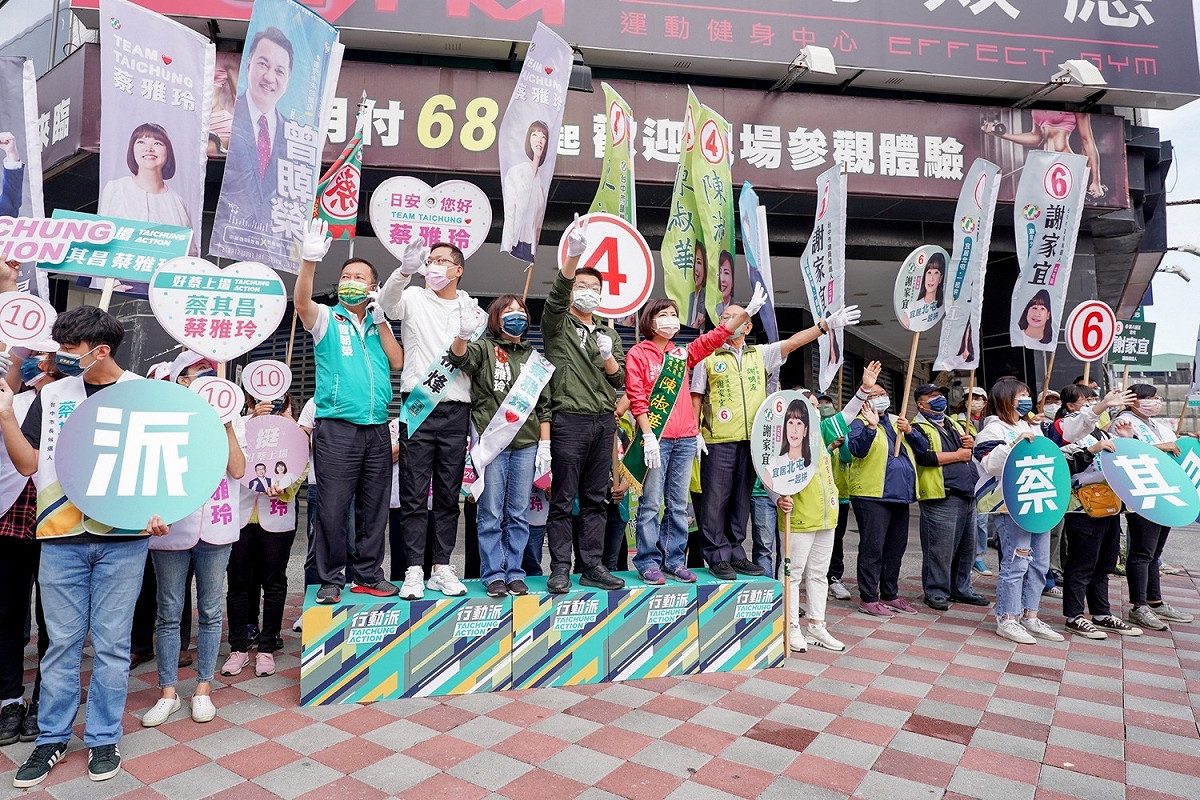 蔡其昌一早到文心路、中清路口拜票。 蔡其昌競選總部/提供
