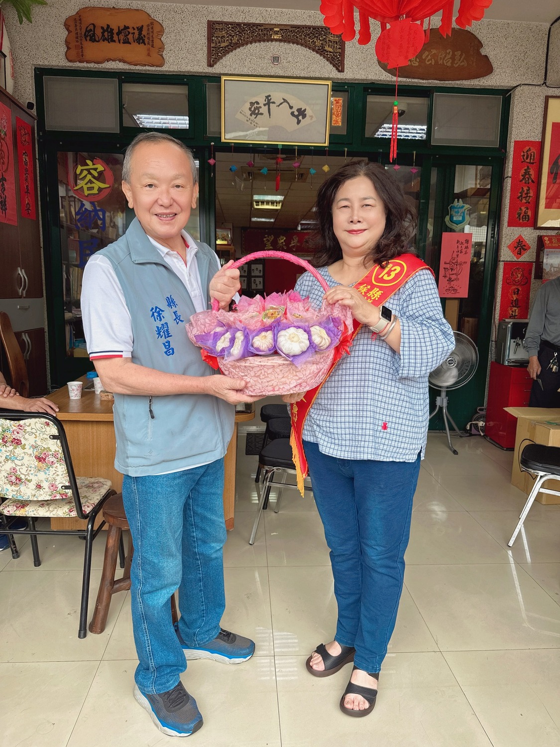 不甩黨中央黨紀處分的現任國民黨縣長徐耀昌，也為民眾黨參選人謝端容帶來花籃助陣相挺。 圖:謝端容臉書