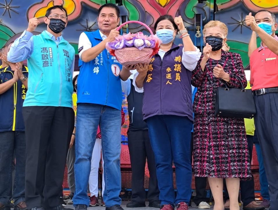 在22日的苗栗縣第四選區民眾黨議員參選人謝端容的總部成立大會上，何瑞英再度前來站台助陣，同時，鍾東錦竟也來到現場。 圖:謝端容臉書
