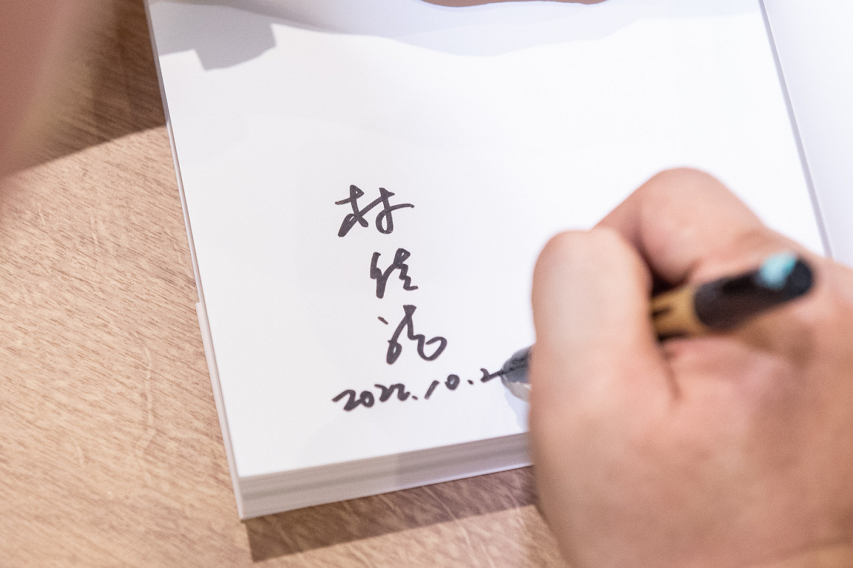 民進黨新北市長候選人林佳龍今(24)日舉行個人寫真書《看見，林佳龍》暨《承擔：林佳龍的危機領導學》新書發表會。 圖：林競辦提供