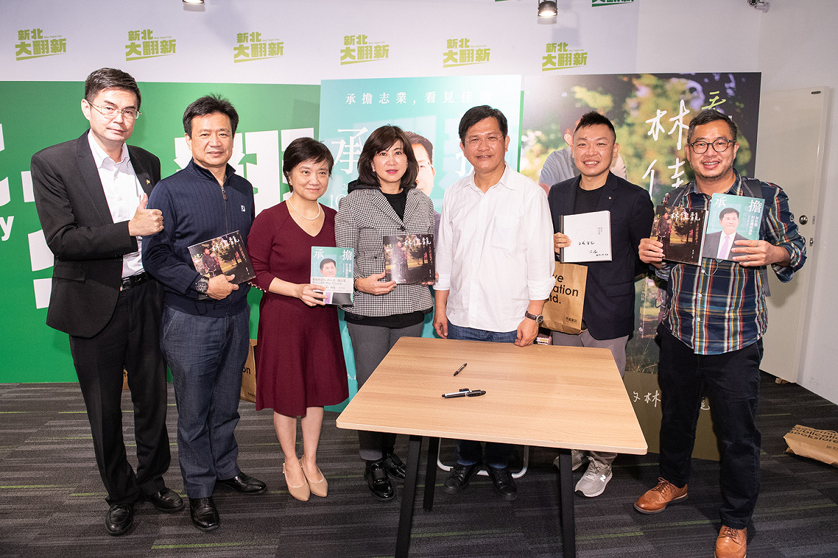 今天林佳龍發表新書《承擔》，書名又被國民黨做文章說忘記承諾要留在台中，還北上入閣，對此，林佳龍回應，他「人在台灣、心懷台灣」。 圖：林競辦提供