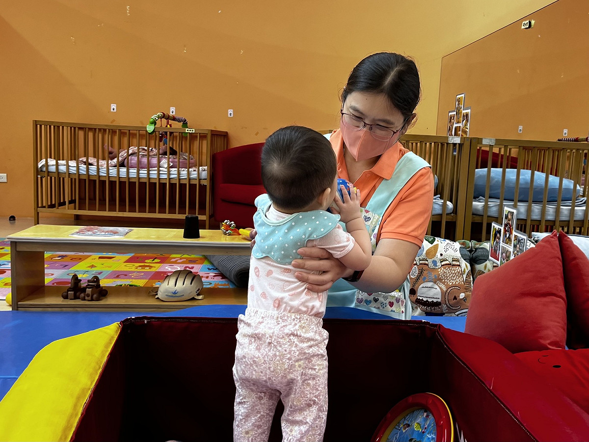 潘菁萍遵循著「把姿態放低，以孩子的高度和他平行，才能真正了解孩子的心」。 圖：新北市職訓中心提供
