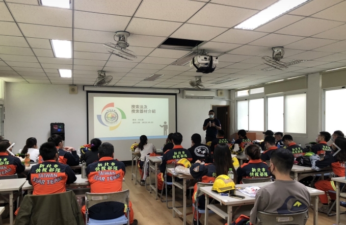 除特搜人員外，另有5名醫師、3名獸醫師及21名護理師共同參訓，結合台灣工作犬發展協會及新北市左岸動物醫院，增加搜救犬醫療課程，培育隨隊獸醫師。 圖：新北市消防局/提供