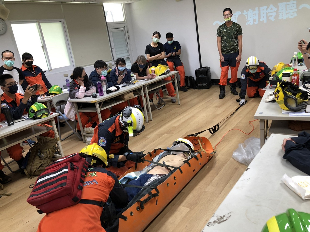 以「我們醫護人員不前進熱區，誰來前進」為招募主軸，從最開始僅有2名醫師，現今已有16名醫師可在災害發生時配合徵召前往災區。 圖：新北市消防局/提供