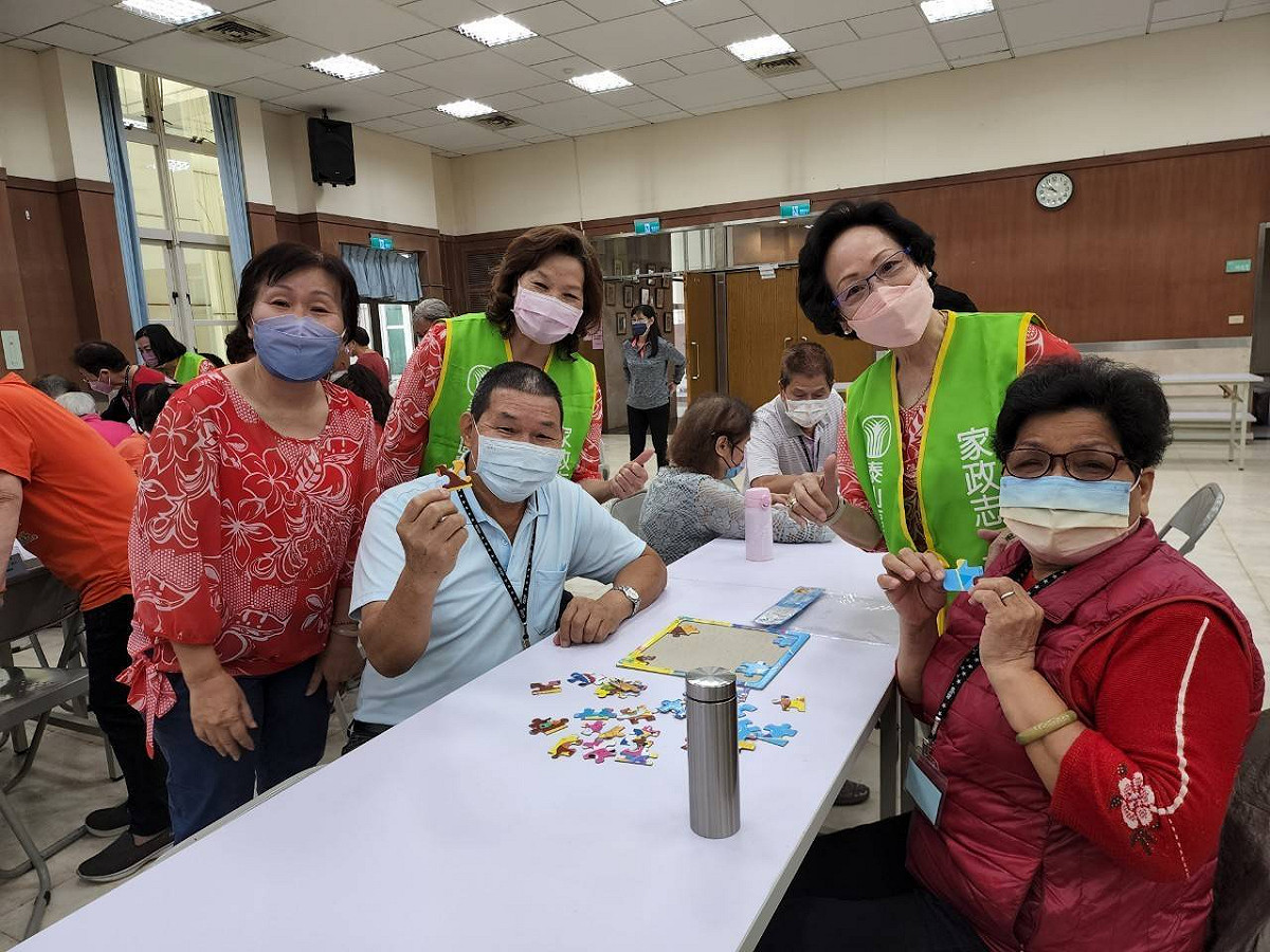 泰山農會志工協助關懷社區老人。 圖：新北市農業局/提供