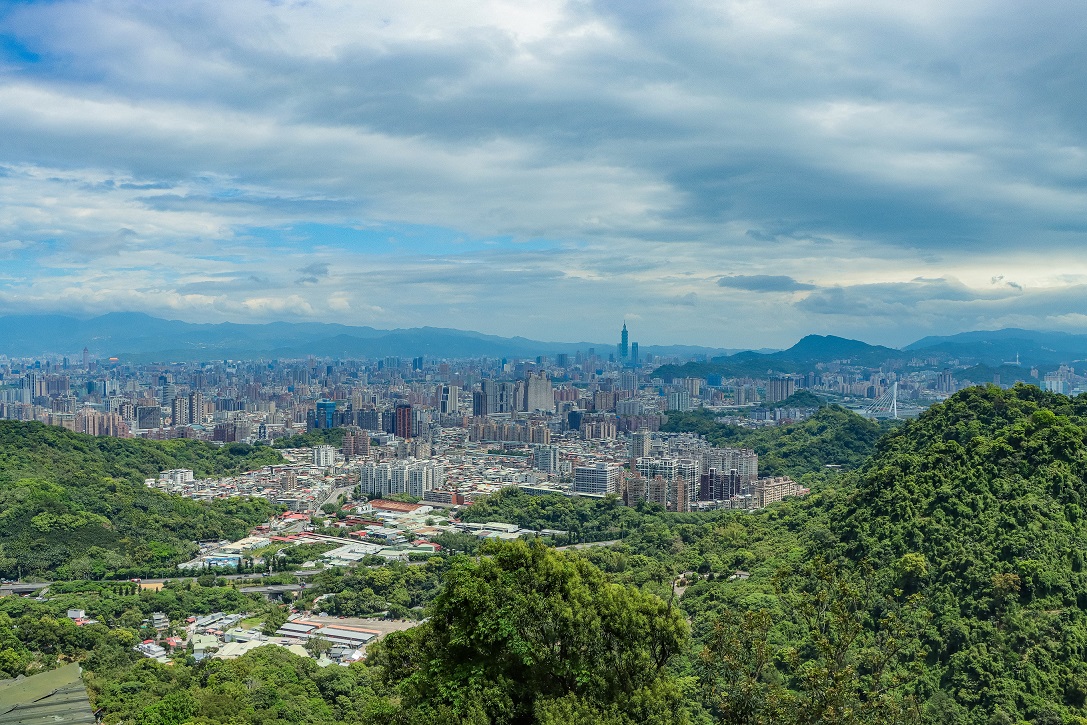 烘爐地為天上山列延伸最東端的山頭，山頂平坦開闊、視野遼闊，吸引眾多登山健行的人到此一遊。 圖：新北市觀旅局/提供