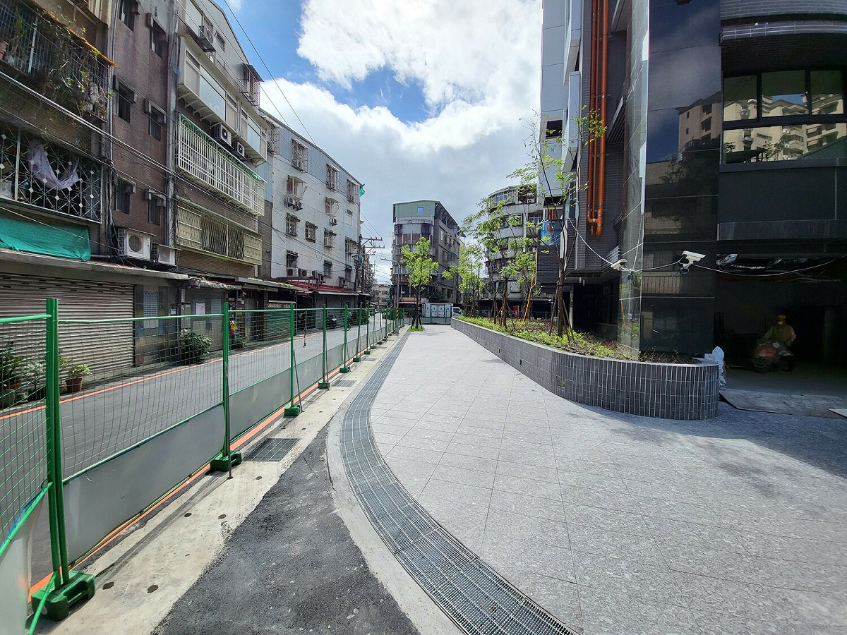 留設人行步道空間。 圖：新北市都更處/提供