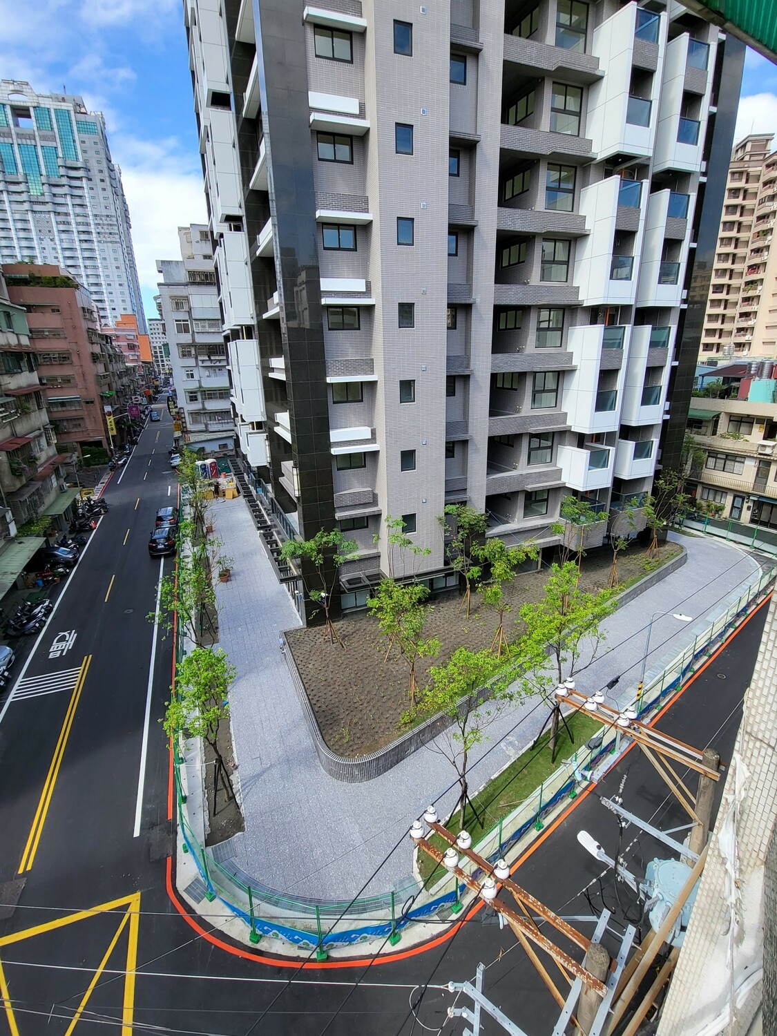 退縮4公尺留設人行及綠化空間。 圖：新北市都更處/提供