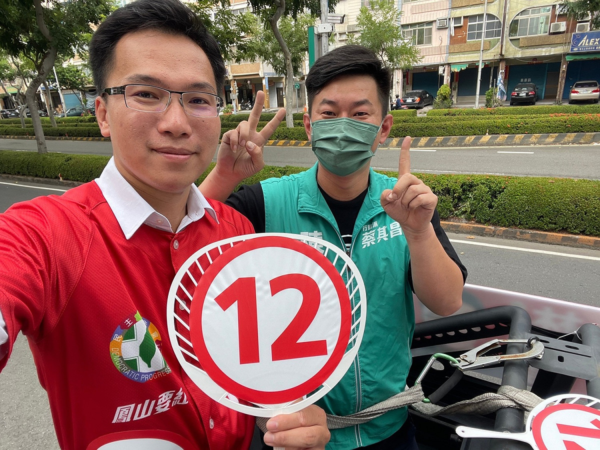 陳柏惟(右)陪林智鴻車掃。 圖：趙天麟服務處/提供
