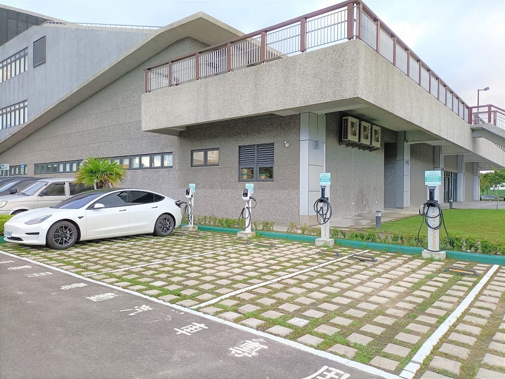 八里行政中心近期新增4座電動車充電樁，為市府推出淨零行動後第1個區公所完成充電樁設置，並提供市民朋友全年無休使用。 圖：八里區公所／提供（資料照）