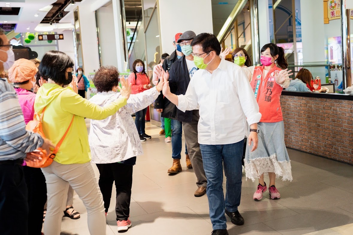 民進黨新北市長候選人林佳龍今(24)日下午出席由台灣青年基金會舉辦的《流麻溝十五號》電影包場活動，並與民眾擊掌互相鼓勵。 林辦提供