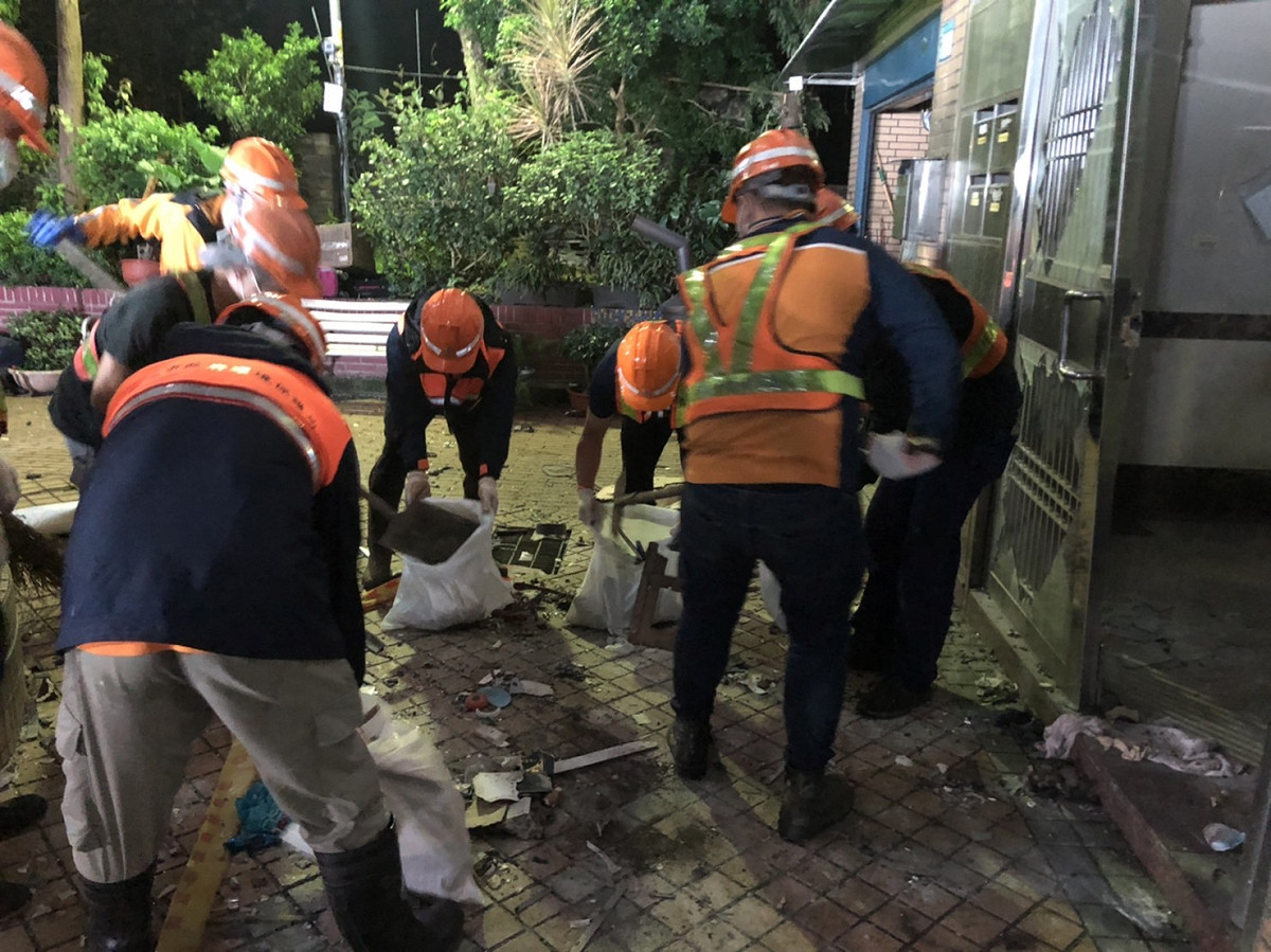 清潔隊協助進行爆炸後環境清理工作 圖：新北市環保局/提供