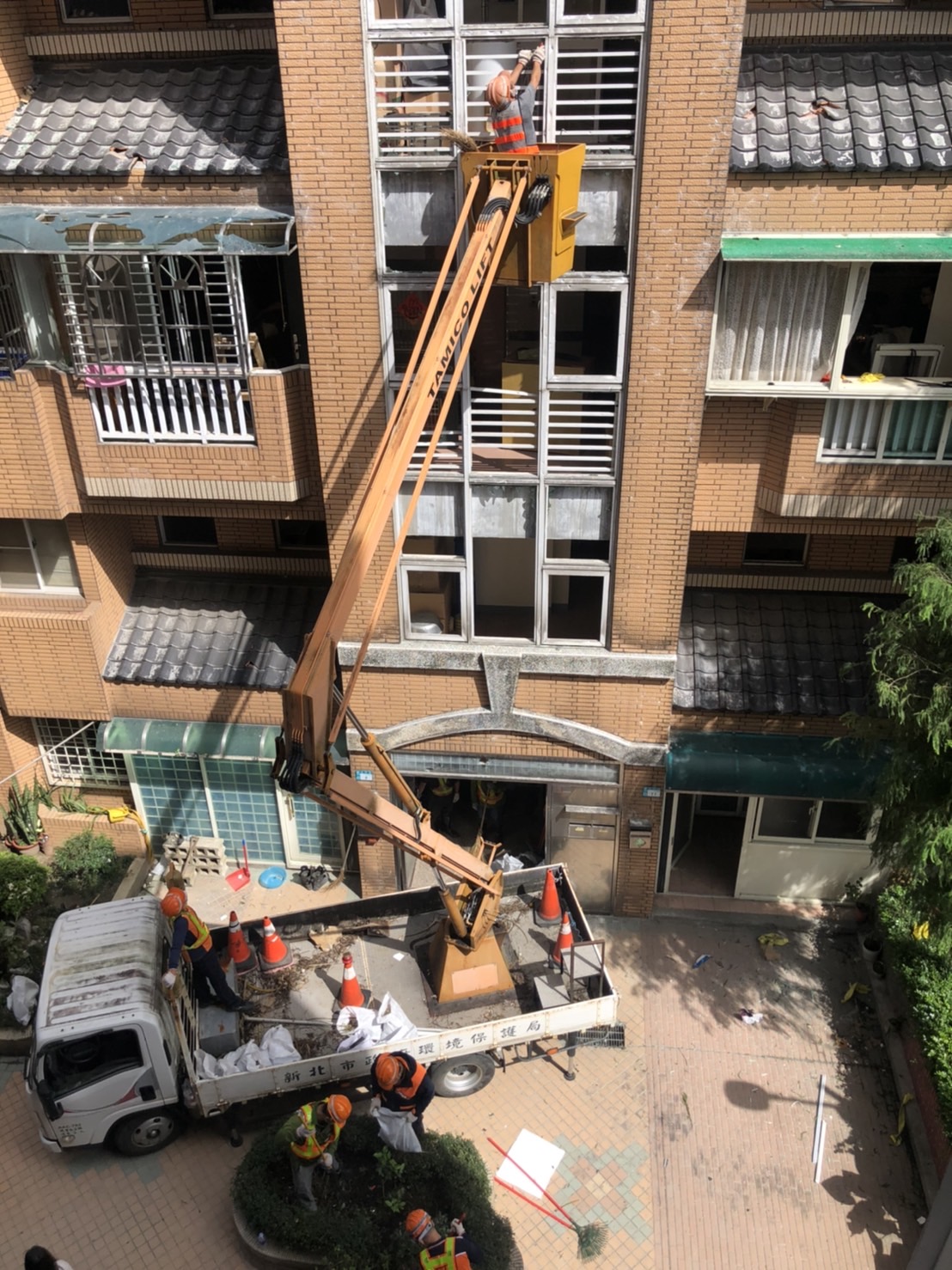 新北市三峽區大同路昨(23)日下午發生爆炸案件，環保局清潔隊出動高空作業車進行清理作業 圖：新北市環保局/提供