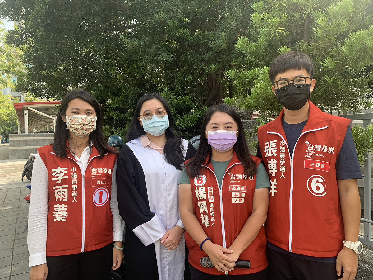 楊佩樺(右二)至高雄地檢署說明。 圖：台灣基進提供