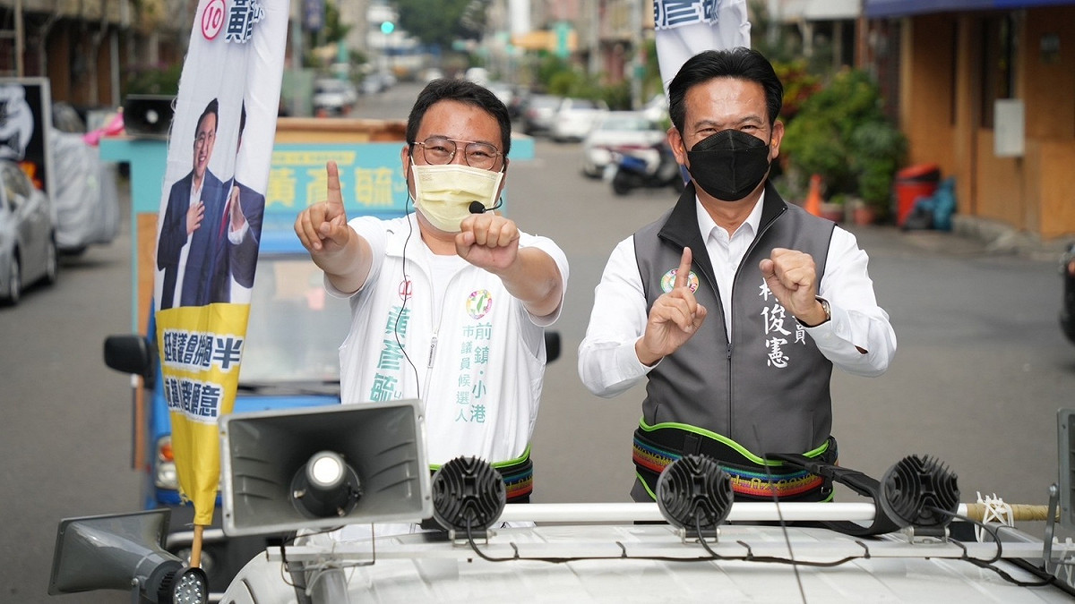 林俊憲(右)陪黃彥毓車掃。 圖：黃彥毓提供