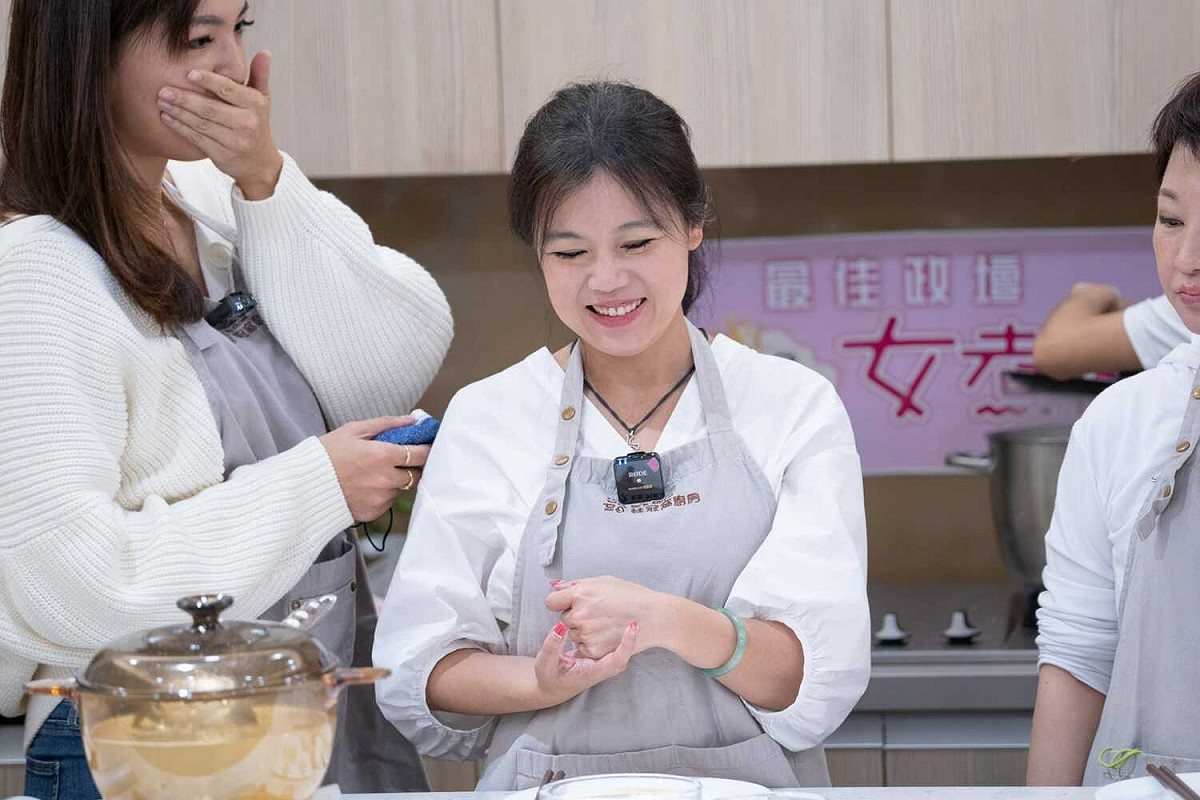 國民黨台北市議員游淑慧（中）日前參加廚藝活動，難得露出嬌羞模樣，與她平日的戰將形象大相逕庭。 圖：翻攝自游淑慧臉書