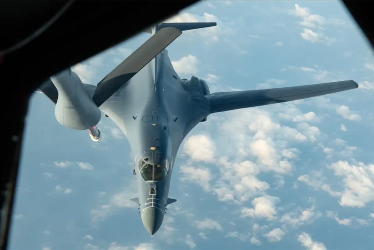 美軍B-1B「槍騎兵」(Lancer)重型長程戰略轟炸機25日執行本次關島部署的首次「轟炸機特遣支隊」任務，在菲律賓海南側安全廊道進行空中加油演練。 圖：翻攝@AircraftSpots推特(資料畫面)