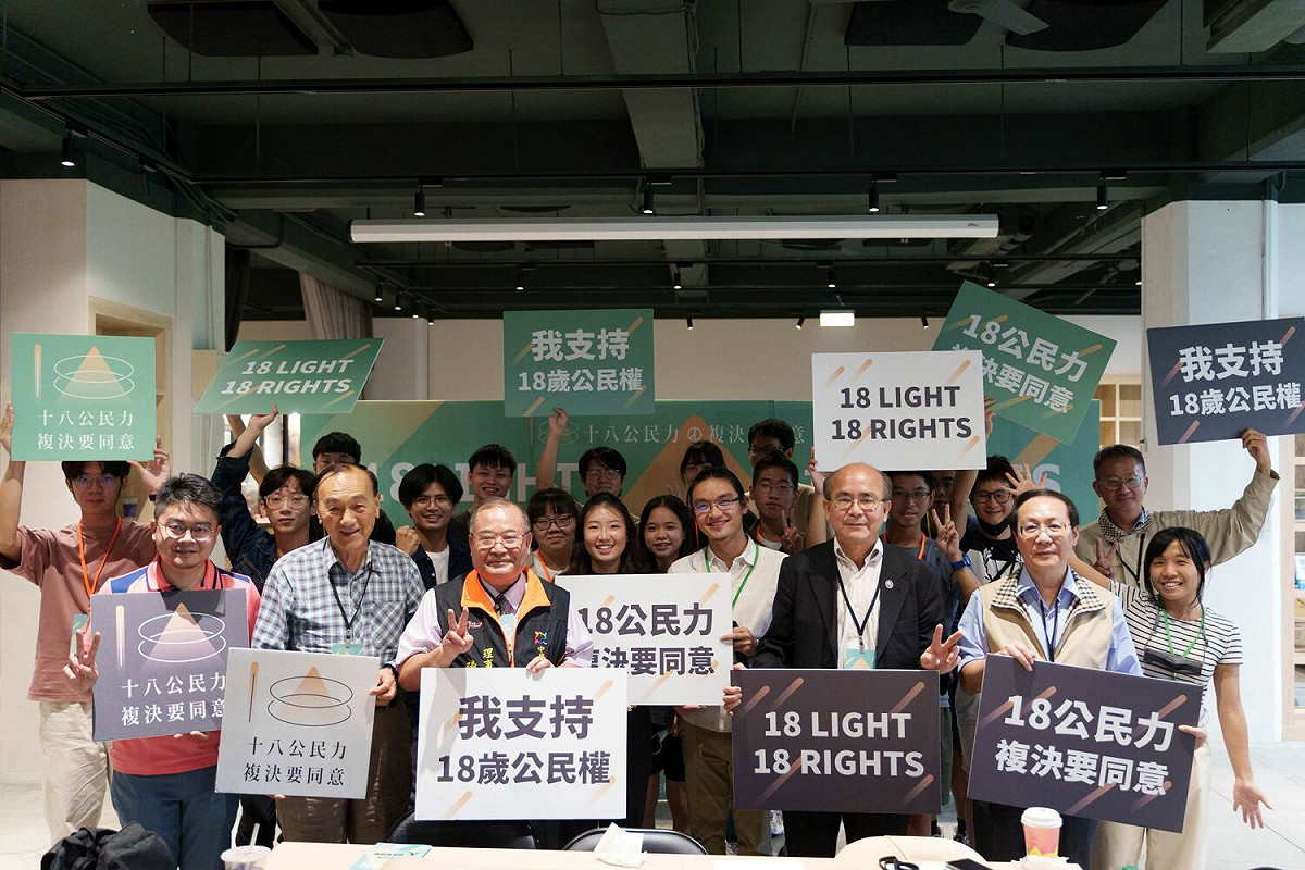 老中青的跨世代支持18歲公民權。  圖：民主轉大人-青年公共參與實踐營提供
