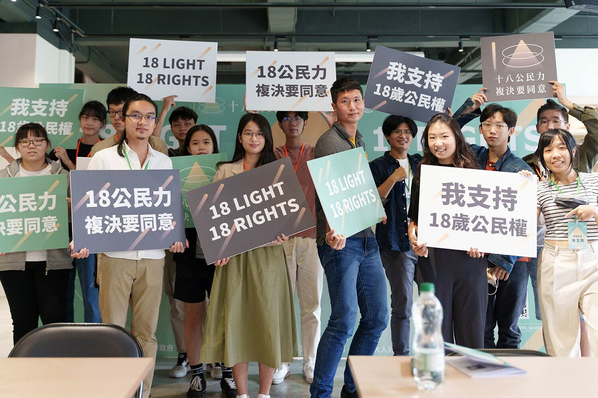 支持18歲公民權大家一起來。 圖：民主轉大人-青年公共參與實踐營提供