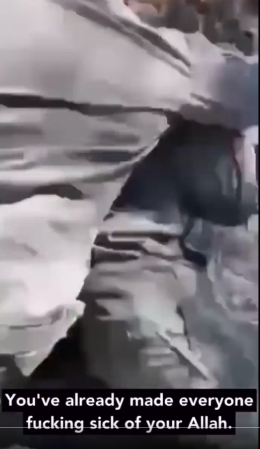 推特流傳一段影片中可見，有俄羅斯士兵因為不滿穆斯林鄰兵固定祈禱的行為而動手施暴。 圖：翻攝推特