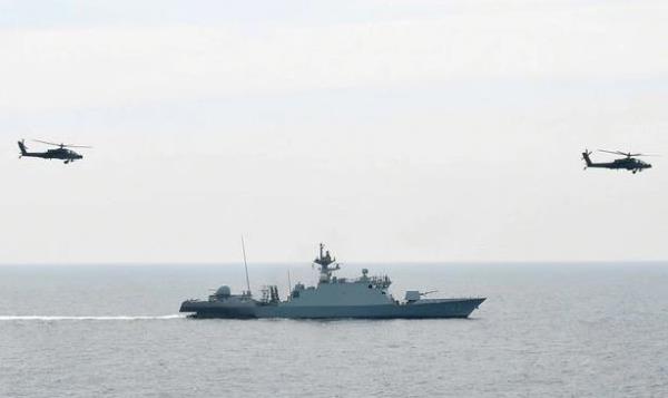 南韓「護國軍演」，韓美聯軍在南韓西海進行4天大規模海空演習。圖中為韓美AH-64直升機配合南韓440噸尹永夏級導彈艇「洪時旭號(PKG-723)」近岸反登陸操演。 圖：翻攝mnd.go.kr官網