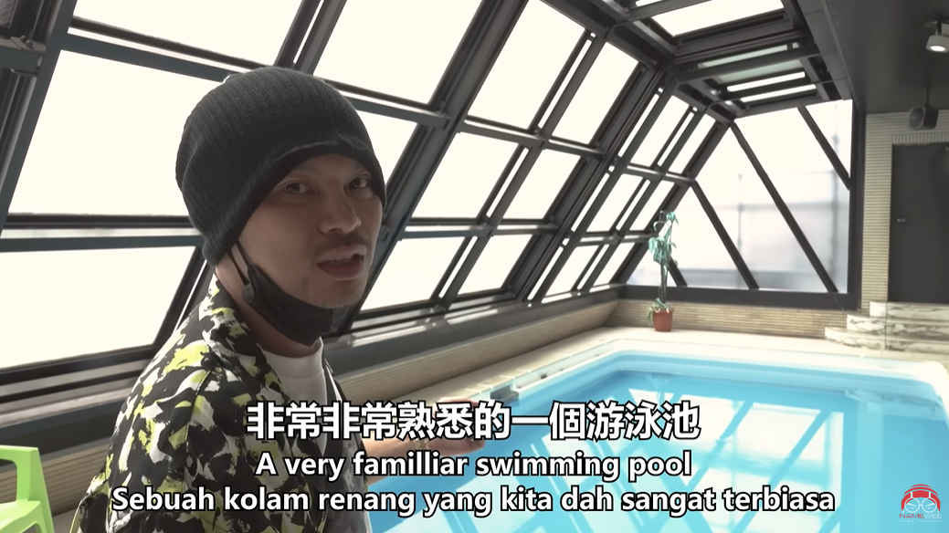 黃明志到許多人熟悉的AV拍攝場景。 圖：翻攝自YT/Namewee