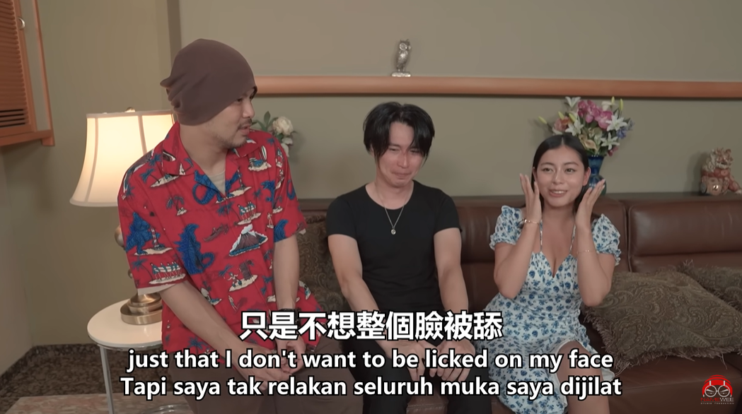 黃明志訪問正在拍攝的男優、女優。 圖：翻攝自YT/Namewee
