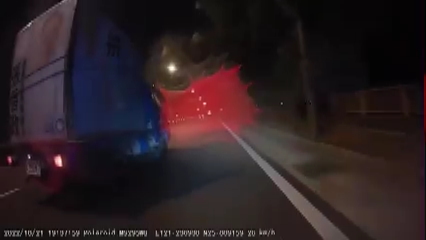 張善政的宣傳車闖紅燈後差點撞到騎士，影片曝光引發熱議。 圖：翻攝四叉貓劉宇臉書