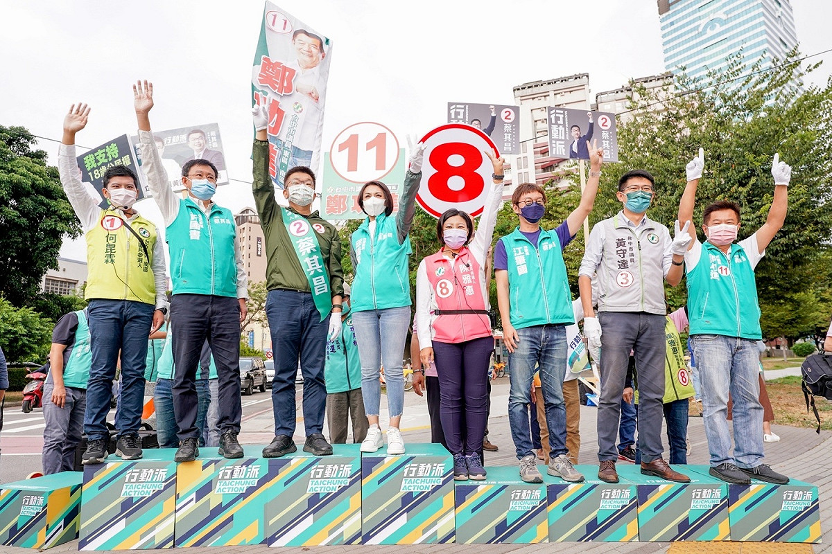 蔡其昌今天繼續與同黨籍市議員在街頭向選民拜票。 蔡其昌競選總部/提供