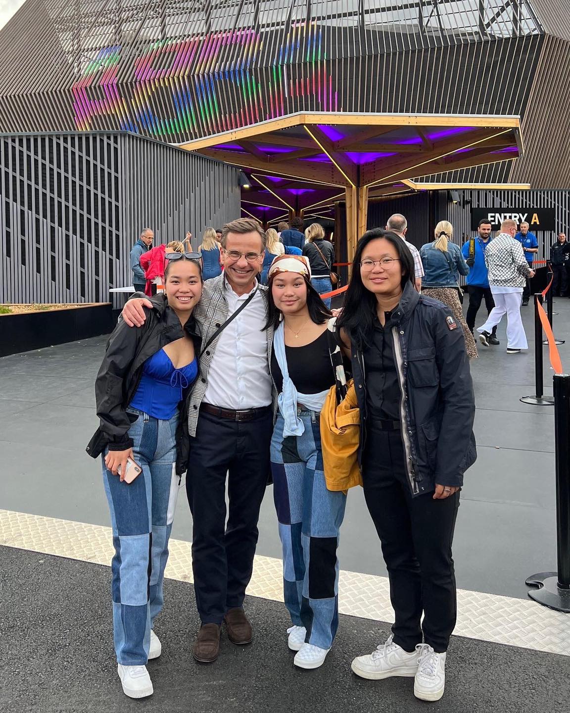 克里斯特森與從中國領養的3個女兒一同觀賞瑞典流行樂團ABBA演唱會。 圖：翻攝自臉書（資料照）