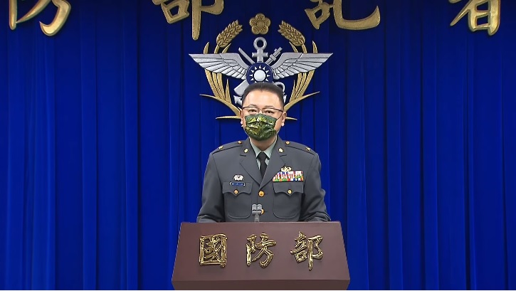 國防部發言人孫立方今(25)日表示，面對嚴峻的軍事威脅，國軍秉持「知敵明敵」的精神來練兵，才能知己知彼，百戰不殆，確保國家安全。 圖：翻攝自國防部發言人YT頻道