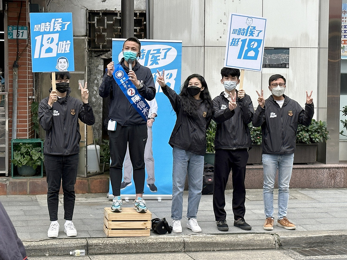 侯選辦年輕人與議員陳偉杰共同呼籲民眾18歲公民權請投下同意票。 圖：侯選辦提供