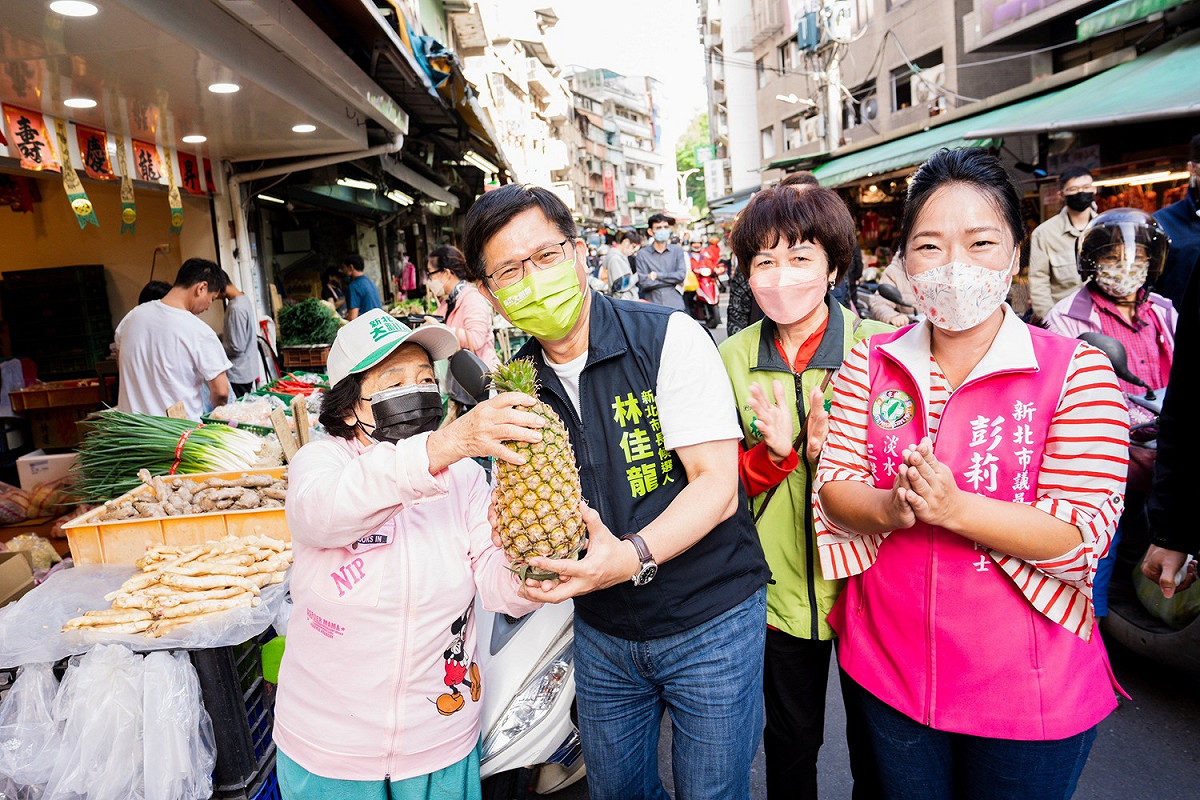 林佳龍至清水市場掃街時，受到許多民眾的熱情歡迎與鼓勵。 圖：林競辦提供