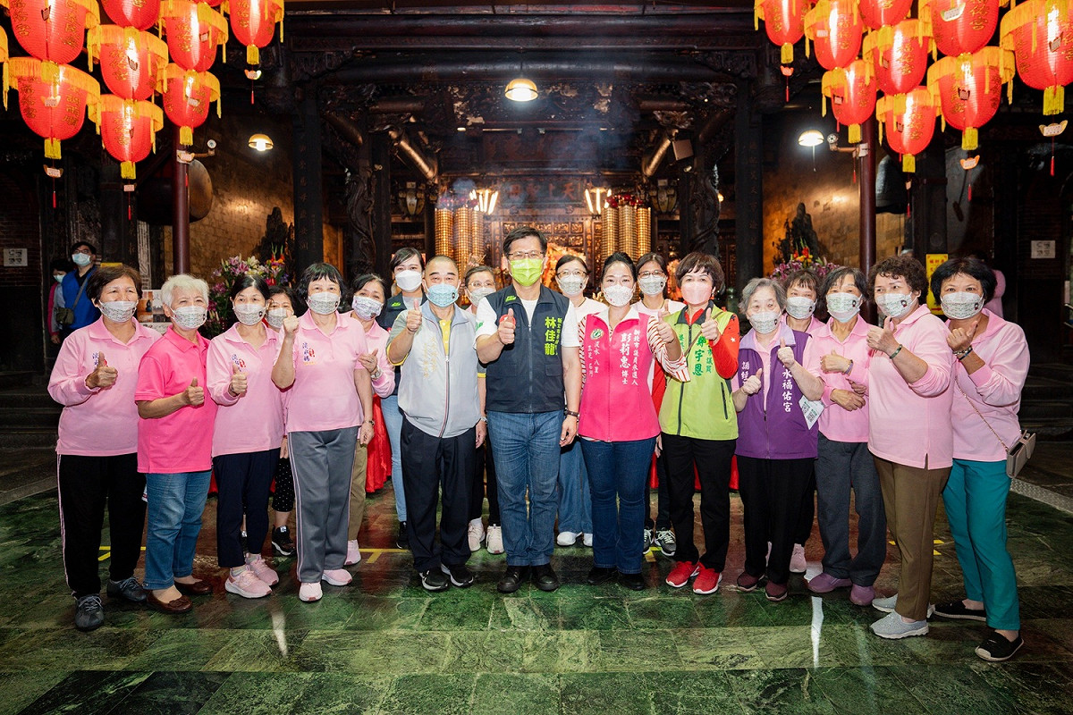 林佳龍今(25)天上午到淡水區清水市場掃街拜票後，也在國策顧問呂子昌、前立法委員呂孫綾、市議員鄭宇恩服務團隊以及議員候選人彭莉惠的陪同下，來到淡水老街上的福佑宮媽祖廟參香。 圖：林競辦提供