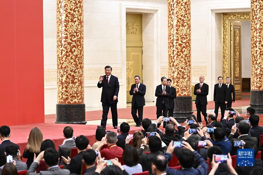 中共黨中央記者會，中共總書記習近平走在前頭。 圖：翻攝自新華社（資料照）